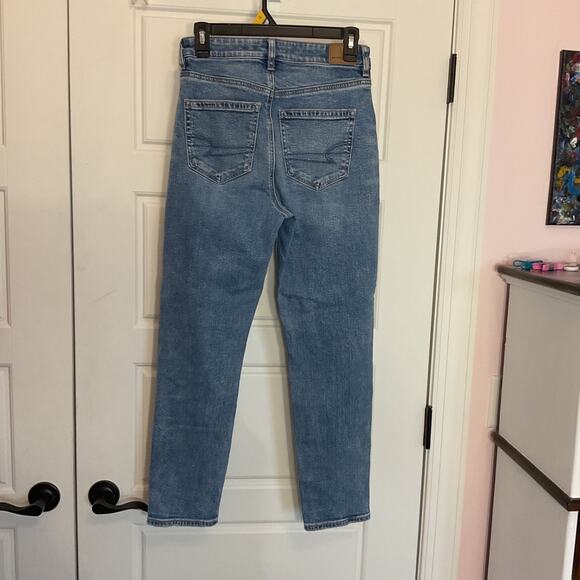 AMERICAN EAGLE Strigid Light Wash Distressed Jeans 2 Short - Picture 2 of 6